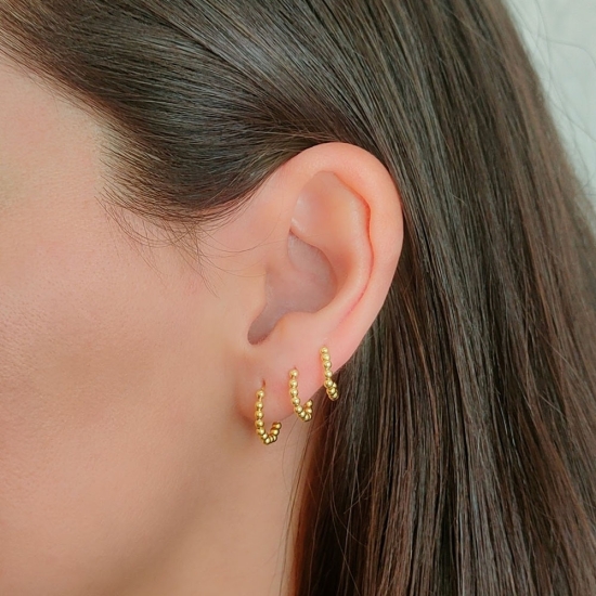 En estos pendientes de Plata de Ley Chapados en Oro encontramos pequeñas bolitas de 2mm ensartadas en un aro de 12mm, ideal para