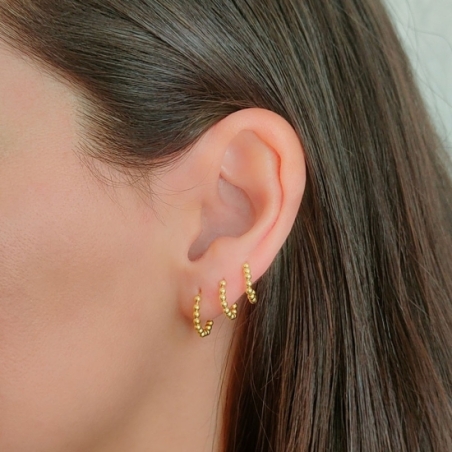 En estos pendientes de Plata de Ley Chapados en Oro encontramos pequeñas bolitas de 2mm ensartadas en un aro de 12mm, ideal para