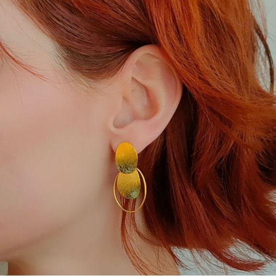 Pendientes de Plata de Ley Chapada en oro, de sencillo pero espectacular diseño que destaca, sobre todo, por su terminación mati