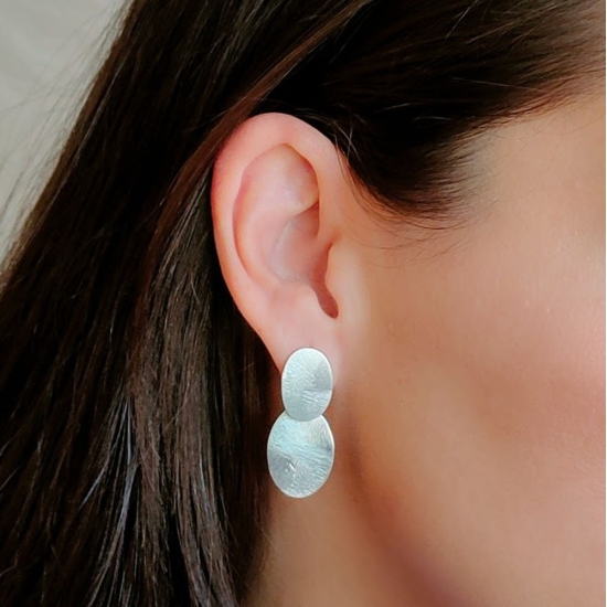 Pendientes de Plata de Ley de sencillo pero de espectacular diseño que destacan, sobre todo, por su terminación matizada de form