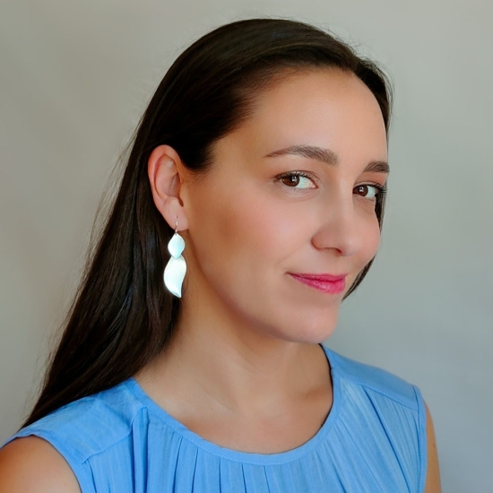 Pendientes en Plata de Ley con dos hojas que caen en movimiento y con terminación matizada a los que no podrás resistirte si te 