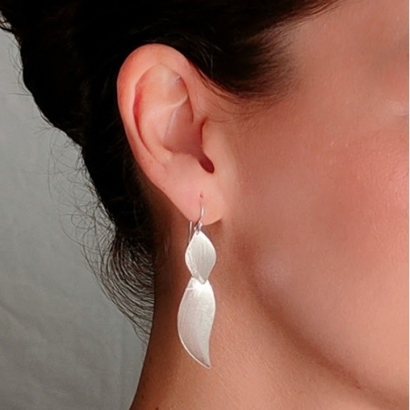 Pendientes en Plata de Ley con dos hojas que caen en movimiento y con terminación matizada a los que no podrás resistirte si te 