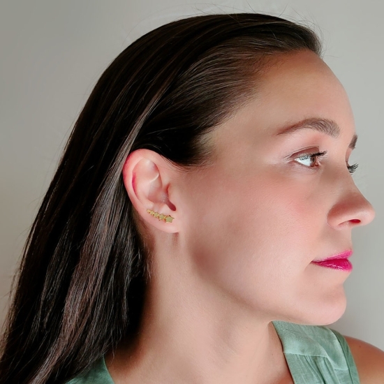 Pendientes Trepadores en Plata de Ley con baño de Oro siguiendo las tendencias más actuales. Resulta muy favorecedor con sus cin