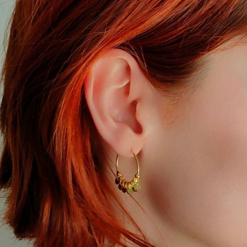 Aros en Plata de Ley chapada en Oro, de 22mm de diámetro, del que cuelgan unas pequeñas chapitas separadas entre sí por bolitas  2