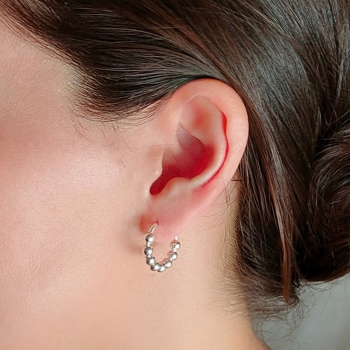 Aros en Plata de Ley sencillos pero muy especiales de 18mm de diámetro, cuyo encanto está en las bolitas de 4mm ensartadas en el 2