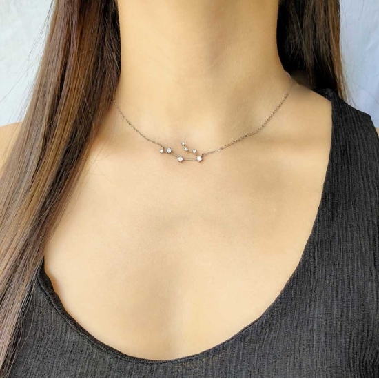 Collar Gargantilla de Plata rodiada de Ley de delicada cadena con la constelación de Acuario (21-1 al 18-2) dibujada con 4 peque