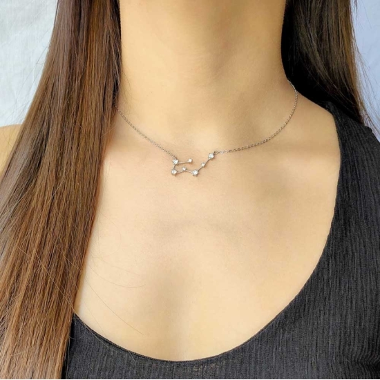 Collar Gargantilla de Plata rodiada de Ley de delicada cadena con la constelación de Acuario (21-1 al 18-2) dibujada con 4 peque