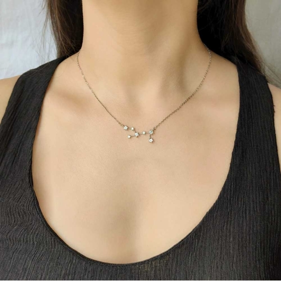 Collar Gargantilla de Plata rodiada de Ley de delicada cadena con la constelación de Acuario (21-1 al 18-2) dibujada con 4 peque