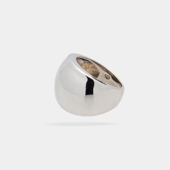 Un precioso anillo en Plata de Ley que es un clásico que nunca pasa de moda. Minimalista con un diseño depurado, acompañará y co