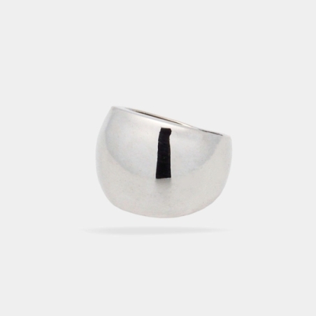 Un precioso anillo en Plata de Ley que es un clásico que nunca pasa de moda. Minimalista con un diseño depurado, acompañará y co