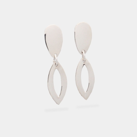 La Plata de Ley pulida es el centro de atenciòn de estos deliciosos y favorecedores pendientes. La armonia de sus formas , el ta