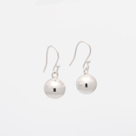 No puede ser más sencillo el diseño de estos pendientes en Plata de Ley, pero no por ello menos favorecedor y combinable con tod