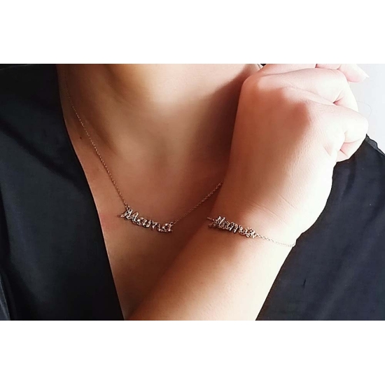 Preciosa gargantilla cuyo encanto reside en la bonita grafía con la que está modelada la palabra Mamá, y el cuajado de circonita