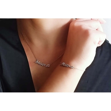 Preciosa gargantilla cuyo encanto reside en la bonita grafía con la que está modelada la palabra Mamá, y el cuajado de circonita