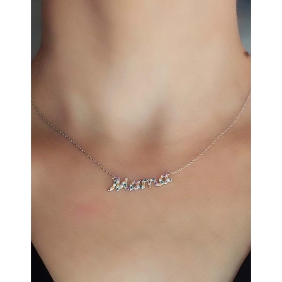 Preciosa gargantilla cuyo encanto reside en la bonita grafía con la que está modelada la palabra Mamá, y el cuajado de circonita