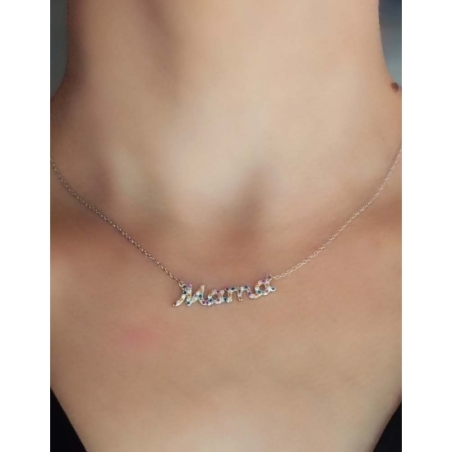Preciosa gargantilla cuyo encanto reside en la bonita grafía con la que está modelada la palabra Mamá, y el cuajado de circonita