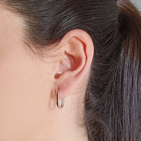 Aros de Plata de Ley rodiada, con forma oval de unos 18mm de largo. Sus lineas armoniosas, su perfecta hechura y su terminación 
