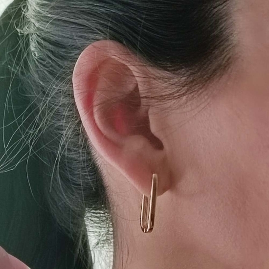 Aros de Plata de Ley chapado de Oro de Ley, con forma oval de unos 25mm de largo. Sus lineas armoniosas, su perfecta hechura y s