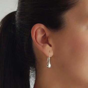 Pendientes en Plata de Ley maciza con forma de gota de unos 18mm que cuelgan de un ganchito hippie que acentua su aire bohemio y 2