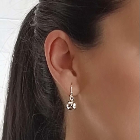 No puede ser más sencillo el diseño de estos pendientes en Plata de Ley, pero no por ello menos favorecedor y combinable con tod