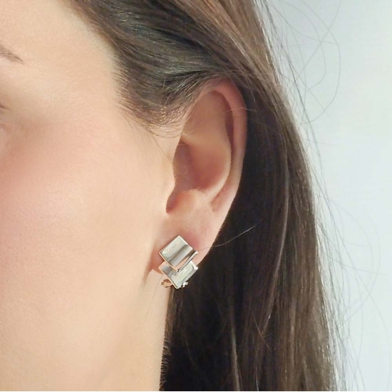 Estos son unos pendientes especiales por su cierre omega, que le dan un aire clásico pero con un diseño desenfadado y minimalist