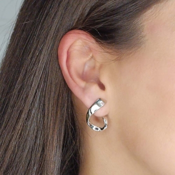 Pendientes en Plata de Ley rodiada que tendrás que probarte para descubrir toda su belleza y armonía, pues, como su nombre nos a 2