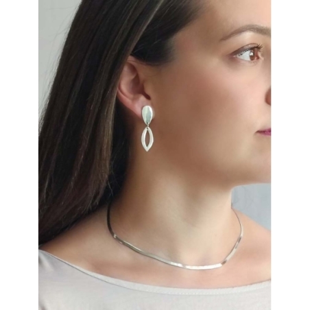 La Plata de Ley pulida es el centro de atenciòn de estos deliciosos y favorecedores pendientes. La armonia de sus formas , el ta