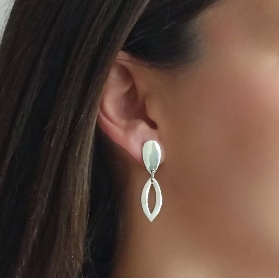 La Plata de Ley pulida es el centro de atenciòn de estos deliciosos y favorecedores pendientes. La armonia de sus formas , el ta