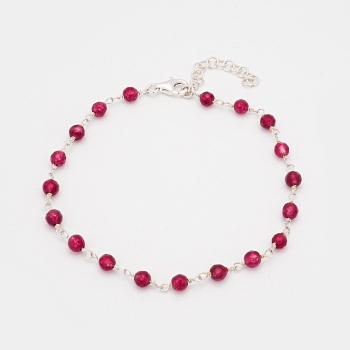 Pulsera en Plata de Ley con pequeñas piedrecitas facetadas, de rubí, de no mas de 4 mm y que van ensartadas en el hilo de plata.