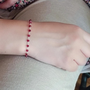 Pulsera en Plata de Ley con pequeñas piedrecitas facetadas, de rubí, de no mas de 4 mm y que van ensartadas en el hilo de plata. 2