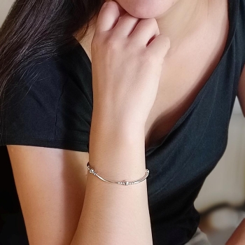 Super bonita, fácil de usar y de regalar, esta pulsera en Plata de Ley compuesta por una armoniosa combinación de bolitas y tubi 2