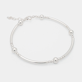 Super bonita, fácil de usar y de regalar, esta pulsera en Plata de Ley compuesta por una armoniosa combinación de bolitas y tubi