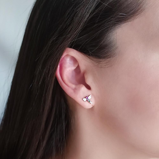 Pendientes en Plata de Ley Chapada de Oro con circonitas multicolor, con la forma de una deliciosa libélula dorada, cuyo cuerpo 