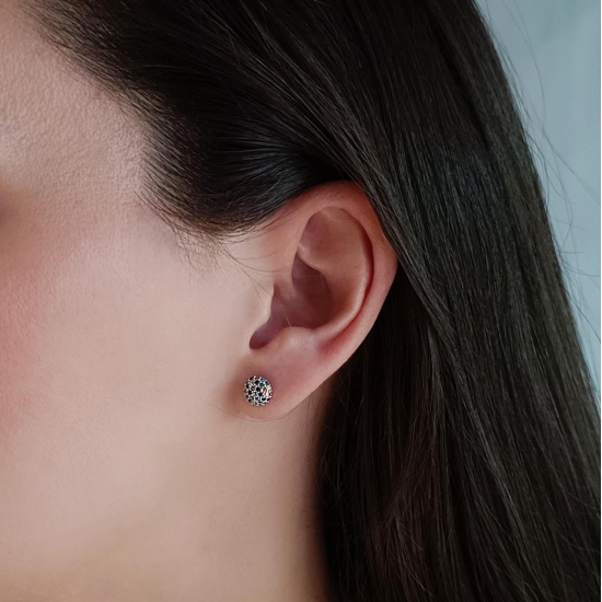 Pendientes de Plata de Ley y pequeñas circonitas multicolores engastadas en un precioso cuajado, en una media bola de 7mm de diá