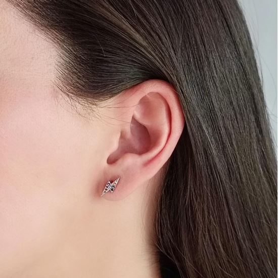 Pendientes de Plata de Ley y circonitas multicolores en dos versiones, chapados de oro o rodiados, con forma de pequeño rayito, 