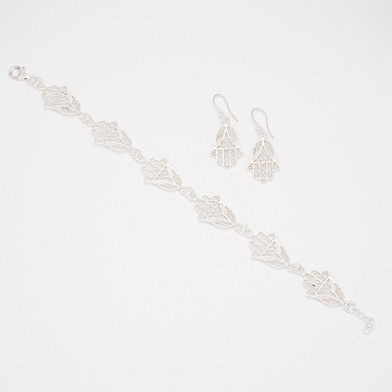 Pulsera en Plata de Ley, que con un precioso trabajo de filigrana, compone una pieza espectacular de seis Manos de Fátima encade