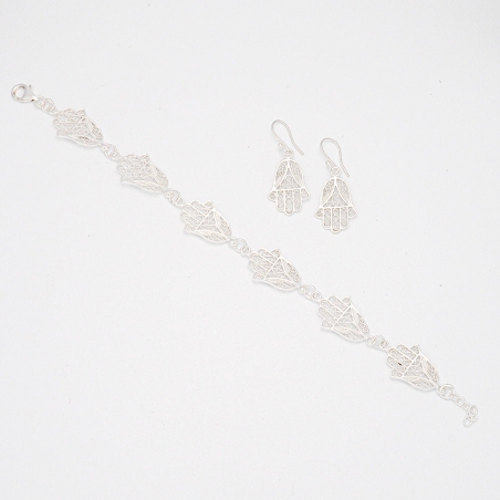 Pulsera en Plata de Ley, que con un precioso trabajo de filigrana, compone una pieza espectacular de seis Manos de Fátima encade