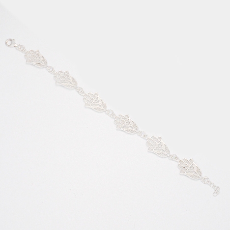 Pulsera en Plata de Ley, que con un precioso trabajo de filigrana, compone una pieza espectacular de seis Manos de Fátima encade