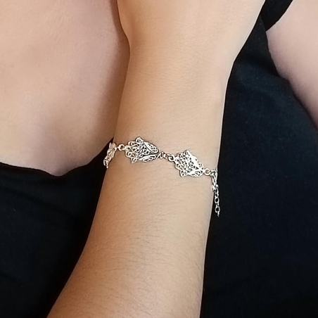 Pulsera en Plata de Ley, que con un precioso trabajo de filigrana, compone una pieza espectacular de seis Manos de Fátima encade
