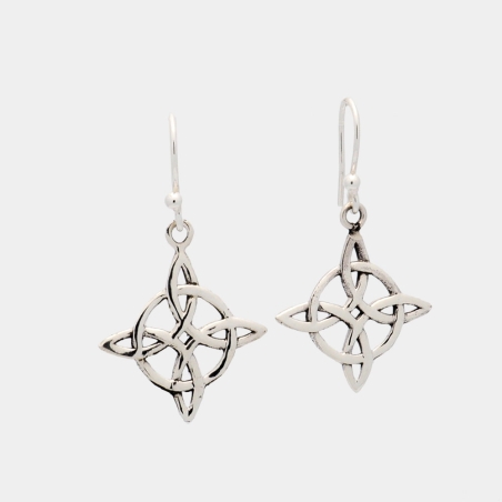 Si tienes simpatía por las brujas y tú misma eres un poco bruja, no puedes perderte estos pendientes. Fabricados en Plata de Ley