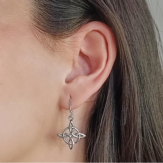 Si tienes simpatía por las brujas y tú misma eres un poco bruja, no puedes perderte estos pendientes. Fabricados en Plata de Ley