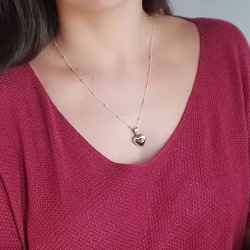 Romántico colgante guardapelo en Plata de Ley que no pierde su actualidad. Este que te presentamos de forma de corazón, de 16,6x 2