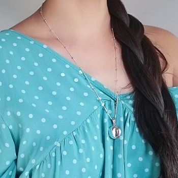 Clásico colgante guardapelo en Plata de Ley que no pierde su actualidad. Este que te presentamos de forma redonda, con un diámet 2