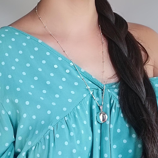 Clásico colgante guardapelo en Plata de Ley que no pierde su actualidad. Este que te presentamos de forma redonda, con un diámet