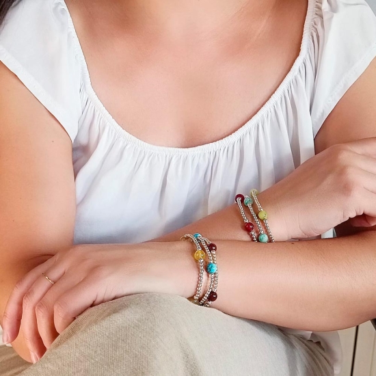 Pulsera de bolitas de Plata de Ley de 3 y 4mm enfiladas en hilo de silicona con 4 bolas facetadas de 8mm de Ágata verde que comp