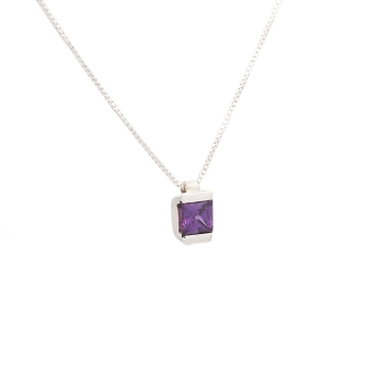 Colgante de plata y circonita con cadena veneciana de 40cm. Circonita de 6x6 mm en color amatista talla princesa y engaste en ca 2