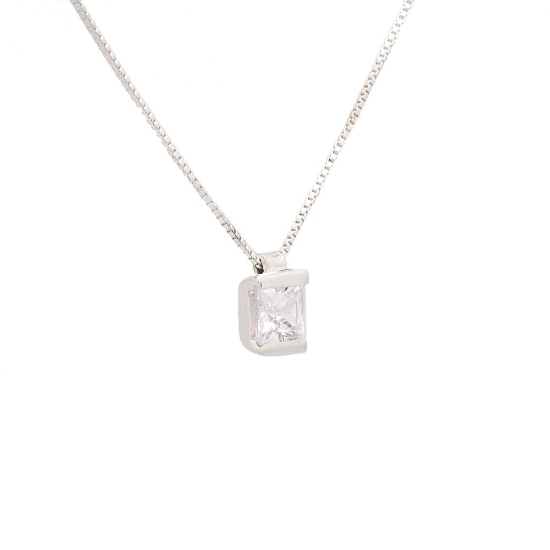 Colgante de plata y circonita con cadena veneciana de 40cm. Circonita de 6x6 mm en color blanco talla princesa y engaste en carr