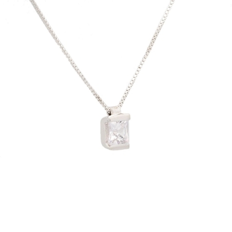 Colgante de plata y circonita con cadena veneciana de 40cm. Circonita de 6x6 mm en color blanco talla princesa y engaste en carr Colgante de plata y circonita con cadena veneciana de 40cm. Circonita de 6x6 mm en color blanco talla princesa y engaste en carr