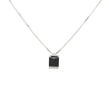 Colgante de plata y circonita con cadena veneciana de 40cm. Circonita de 6x6 mm en color negro talla princesa y engaste en carri