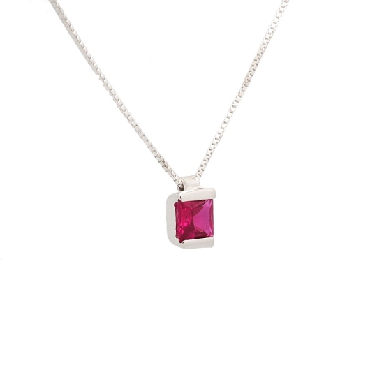 Colgante de plata y circonita con cadena veneciana de 40cm. Circonita de 6x6 mm en color rubí talla princesa y engaste en carril